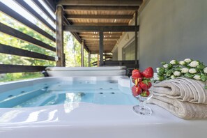 Outdoor spa tub