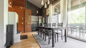 Superior Cabin, Multiple Beds, Kitchen, Courtyard Area | Dining room