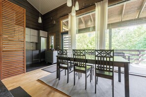 高级小屋, 多张床, 厨房, 庭院 | 餐厅