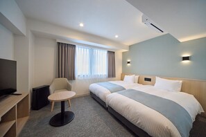 A hotel room with a large bed, a desk, a chair, a small table, and a television. - Hotel Eins Osaka Kadoma City Station (Kadoma)