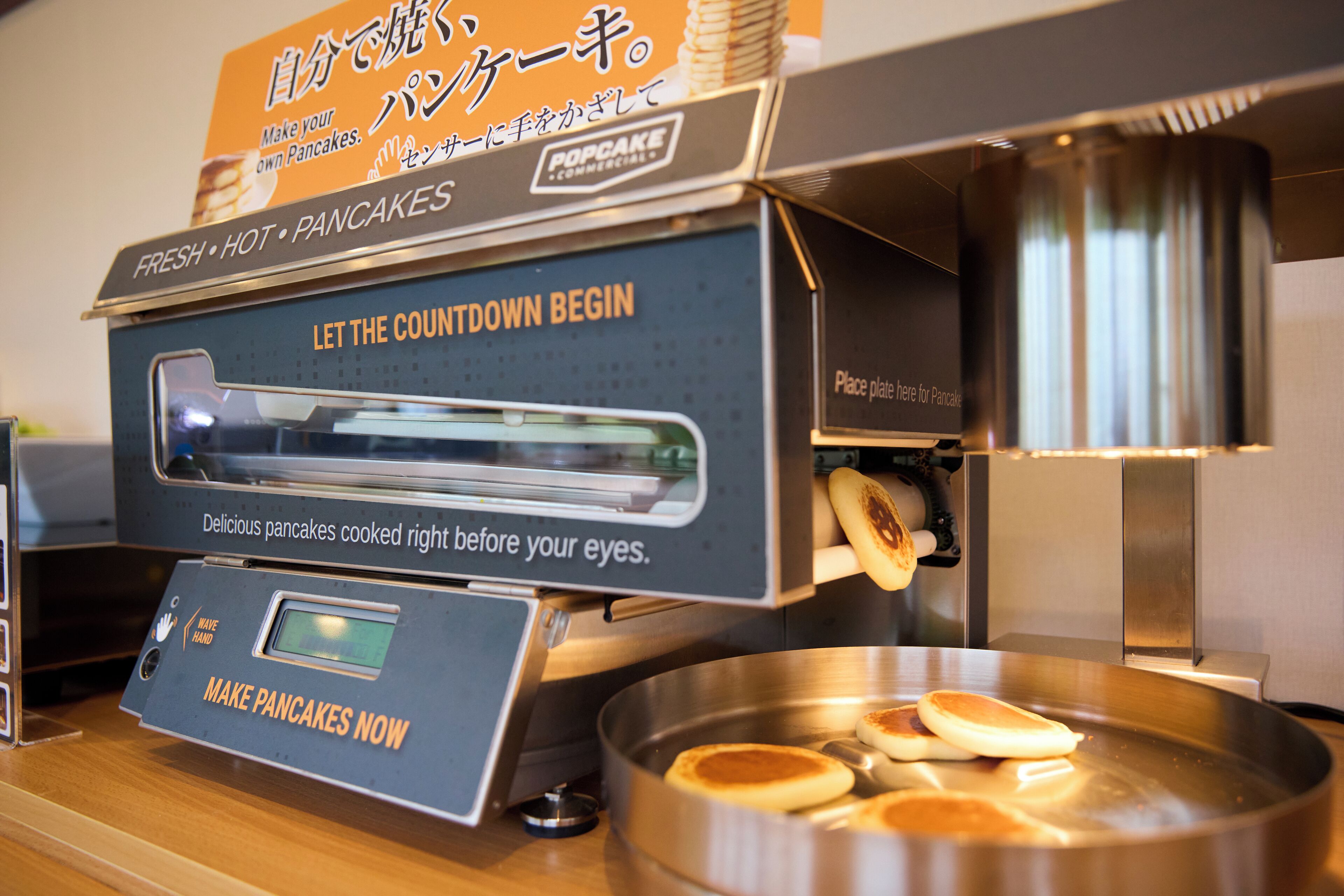 Máquina comercial para hacer panqueques, con instrucciones y pantalla digital.