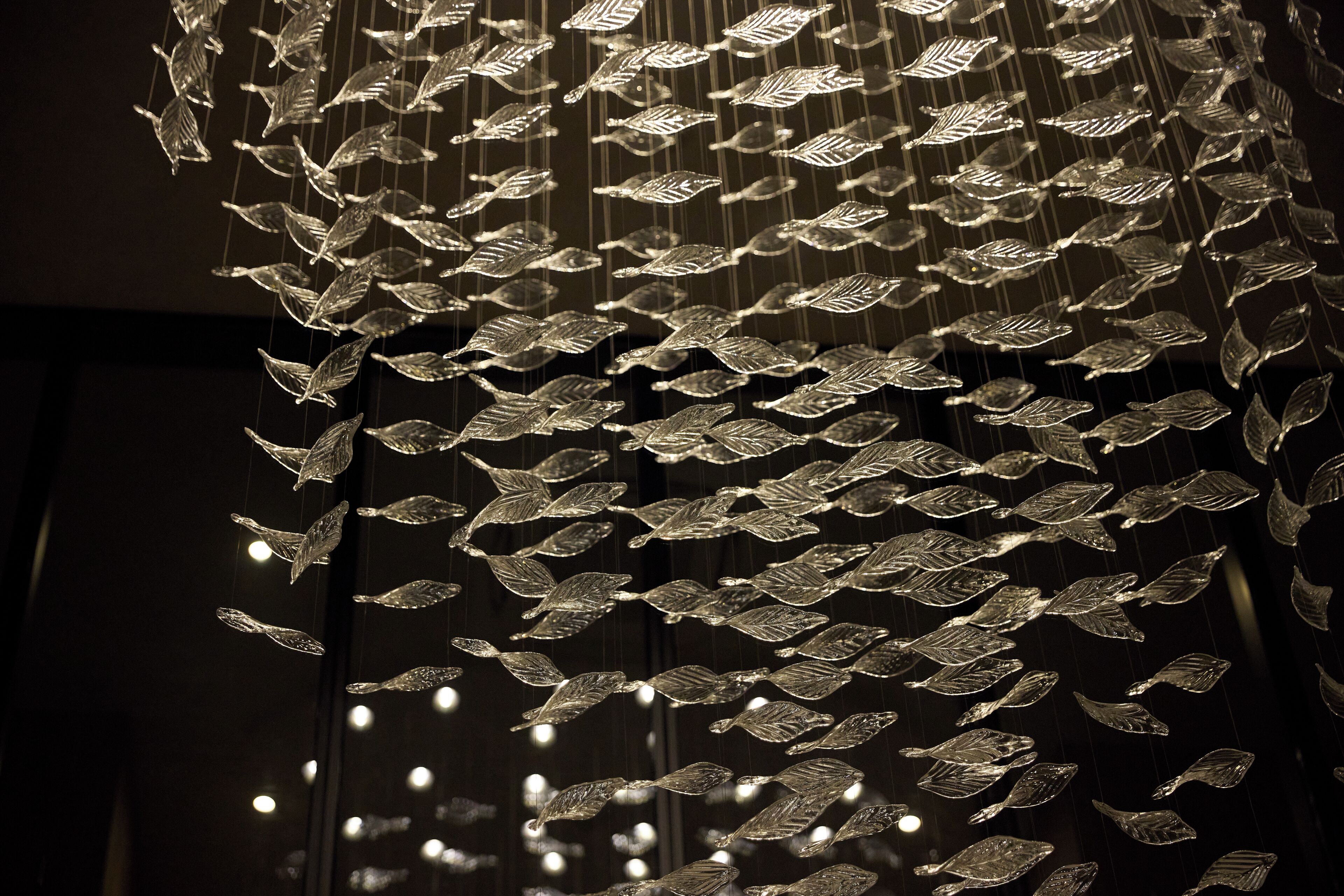 Un lustre orné de plusieurs éléments suspendus.
