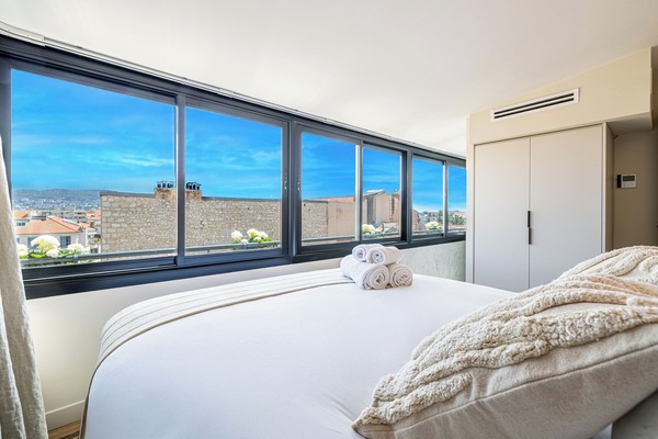 2 عدّة غرف نوم ومكواة/لوح كي وواي فاي وملاءات أسرّة