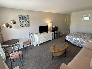 WiFi, bed sheets - One Queen bed  studio with WiFi, smart TV and AC in welcoming Fillmore. (Fillmore)