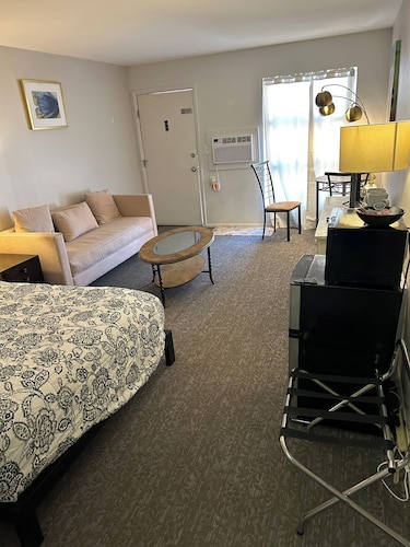 One Queen bed  studio with WiFi, smart TV and AC in welcoming Fillmore.