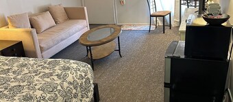 One Queen bed  studio with WiFi, smart TV and AC in welcoming Fillmore.