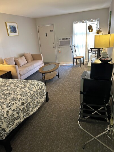 One Queen bed studio with WiFi, smart TV and AC in welcoming Fillmore.