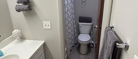 Haartrockner, HandtĂŒcher, Seife, Toilettenpapier