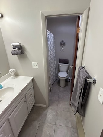 Hair dryer, towels, soap, toilet paper. One Queen bed studio with WiFi, smart TV and AC in welcoming Fillmore.