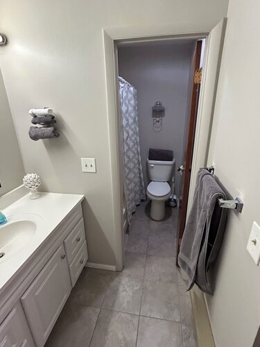 One Queen bed  studio with WiFi, smart TV and AC in welcoming Fillmore.