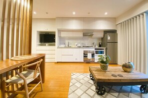 Basic Apartment | Private kitchen | Fridge, microwave, oven, stovetop - Elegante Loft en Barranco (Lima)