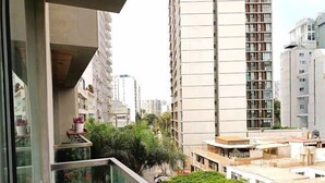 A modern building with a glass balcony overlooking a cityscape. - Elegante Loft en Barranco (Lima)