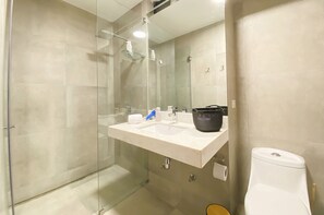 Apartemen Basic | Kamar mandi | Shower, pancuran hujan, handuk, dan sabun