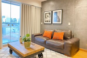 Basic Apartment | Living area | 55-inch Smart TV with digital channels - Elegante Loft en Barranco (Lima)