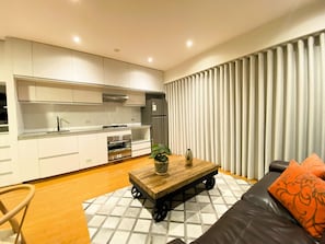 Eenvoudig appartement | Woonruimte | Een 55-inch smart-tv met digitale zenders