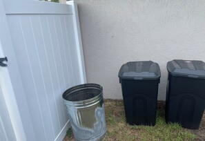 Property grounds - Charming 3-bedroom house with WiFi and AC in serene Ocala (Ocala)