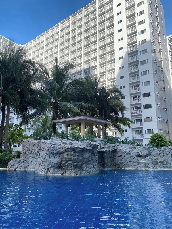 Outdoor pool - COZY CONDO STAYCATION AT PASAY CITY (Pasay)