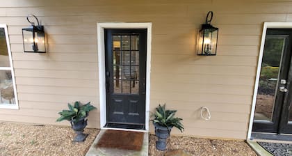 Charming 2-bedroom cottage in awesome Hoschton