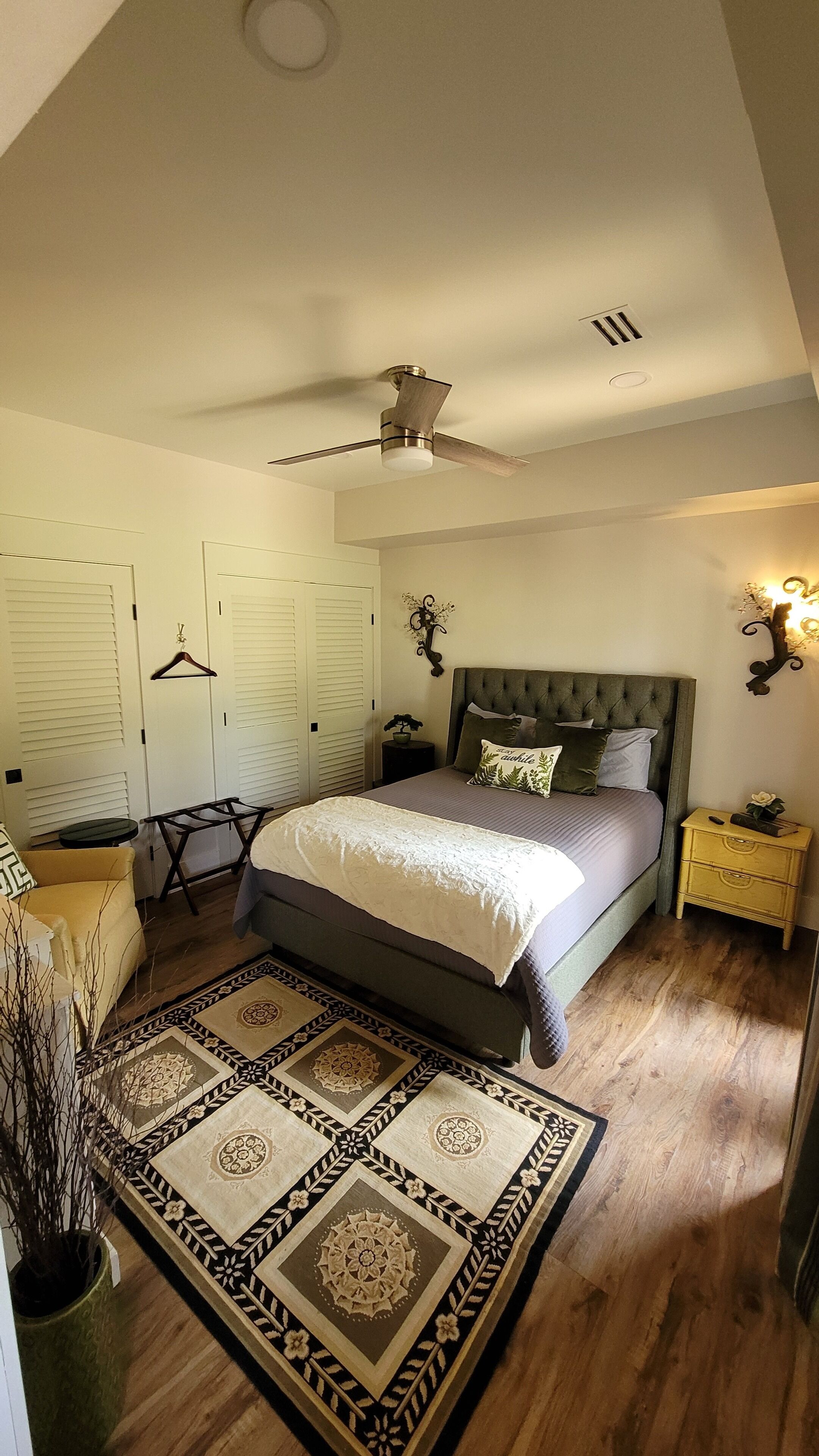 2 bedrooms, desk, iron/ironing board, WiFi