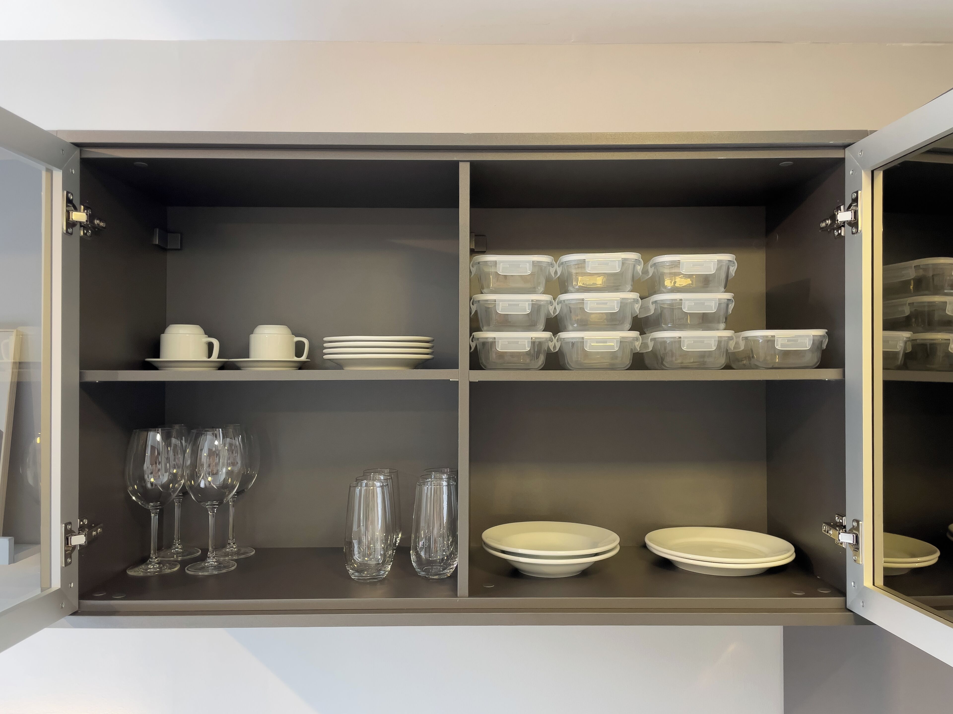 Un meuble de cuisine doté de plusieurs étagères, contenant divers ustensiles et accessoires de cuisine.