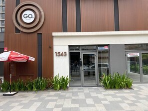 A modern building with a circular logo and the number 1543. - Go Balkon (Sao Paulo)