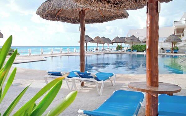 2 piscinas al aire libre, sombrillas, sillones reclinables de piscina