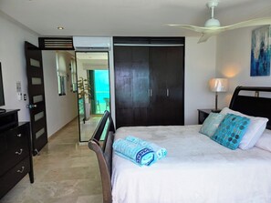 Comfort appartement, uitzicht op zee, aan zee | Een kluis op de kamer, verduisterende gordijnen