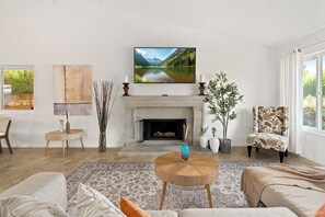 Smart TV, fireplace - Lovely 4Bd/3BA in Topanga Oasis w/ Pool, Spa & Cabana! (Topanga)