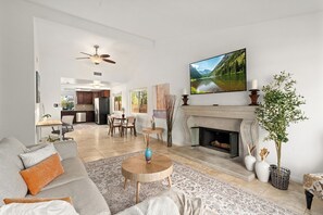 Smart TV, fireplace - Lovely 4Bd/3BA in Topanga Oasis w/ Pool, Spa & Cabana! (Topanga)