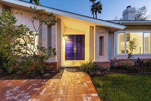 Exterior detail - Lovely 4Bd/3BA in Topanga Oasis w/ Pool, Spa & Cabana! (Topanga)