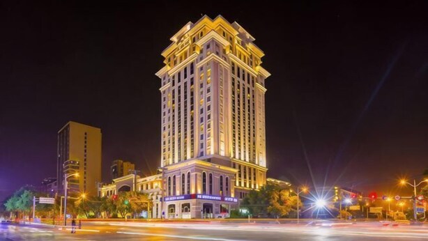 A high-rise hotel with multiple floors, a prominent entrance, and a well-lit facade. - Kunlun Hotel (Hengshui Zhongxin Street) (Hengshui)