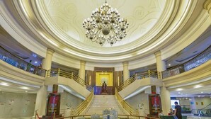 A grand lobby with a central staircase, a chandelier, and a large red carpet. - Kunlun Hotel (Hengshui Zhongxin Street) (Hengshui)