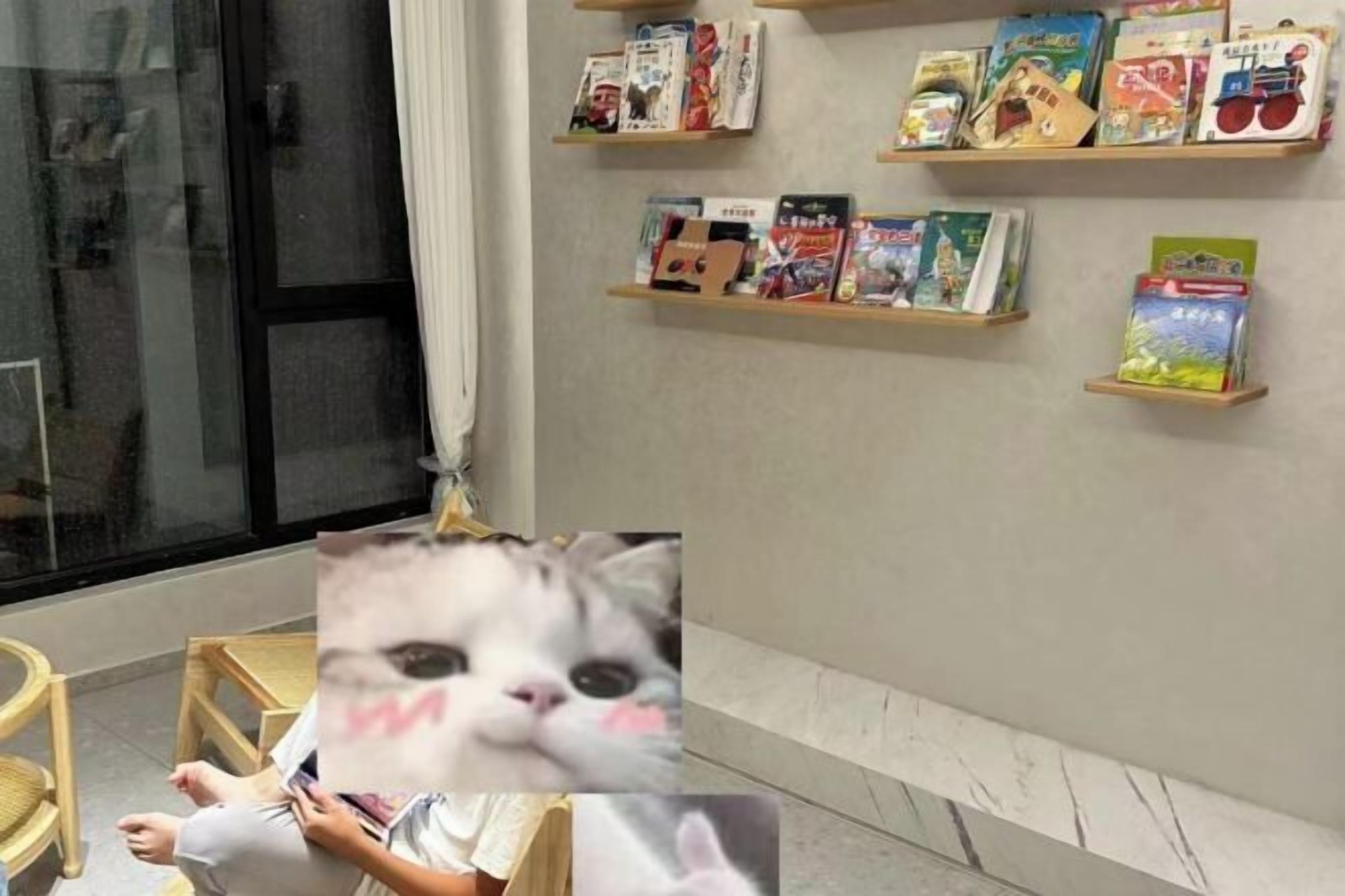 Een kind zit op een stoel en leest een boek in een kamer met boekenplanken en een raam met gordijnen.