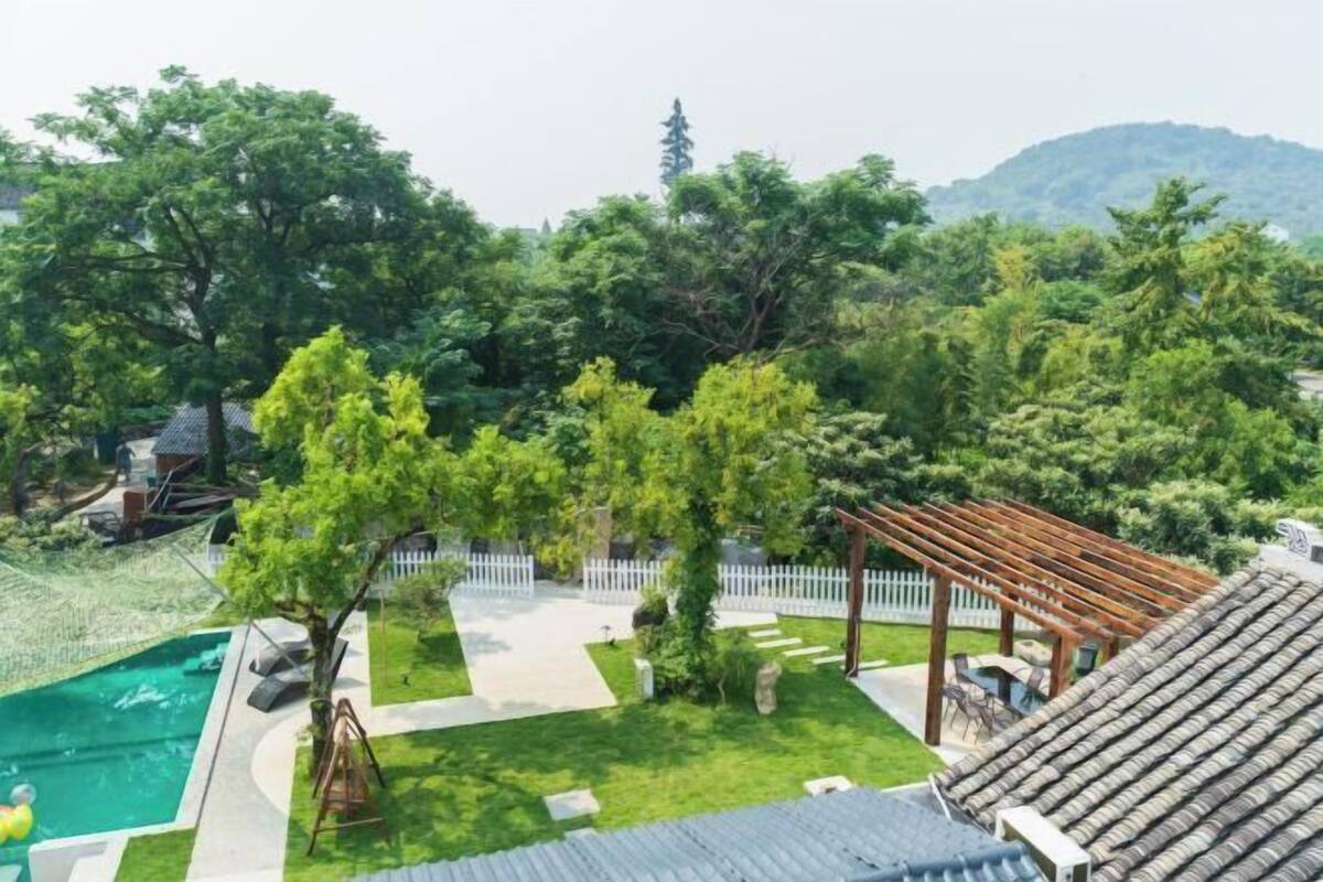 Un quartier résidentiel doté d’une piscine, d’une pergola et d’un jardin clos.