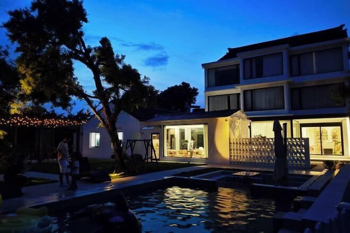 Un bâtiment à deux étages doté d’une piscine et d’un espace abrité.