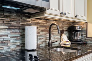 Réfrigérateur, micro-ondes, plaque de cuisson, lave-vaisselle