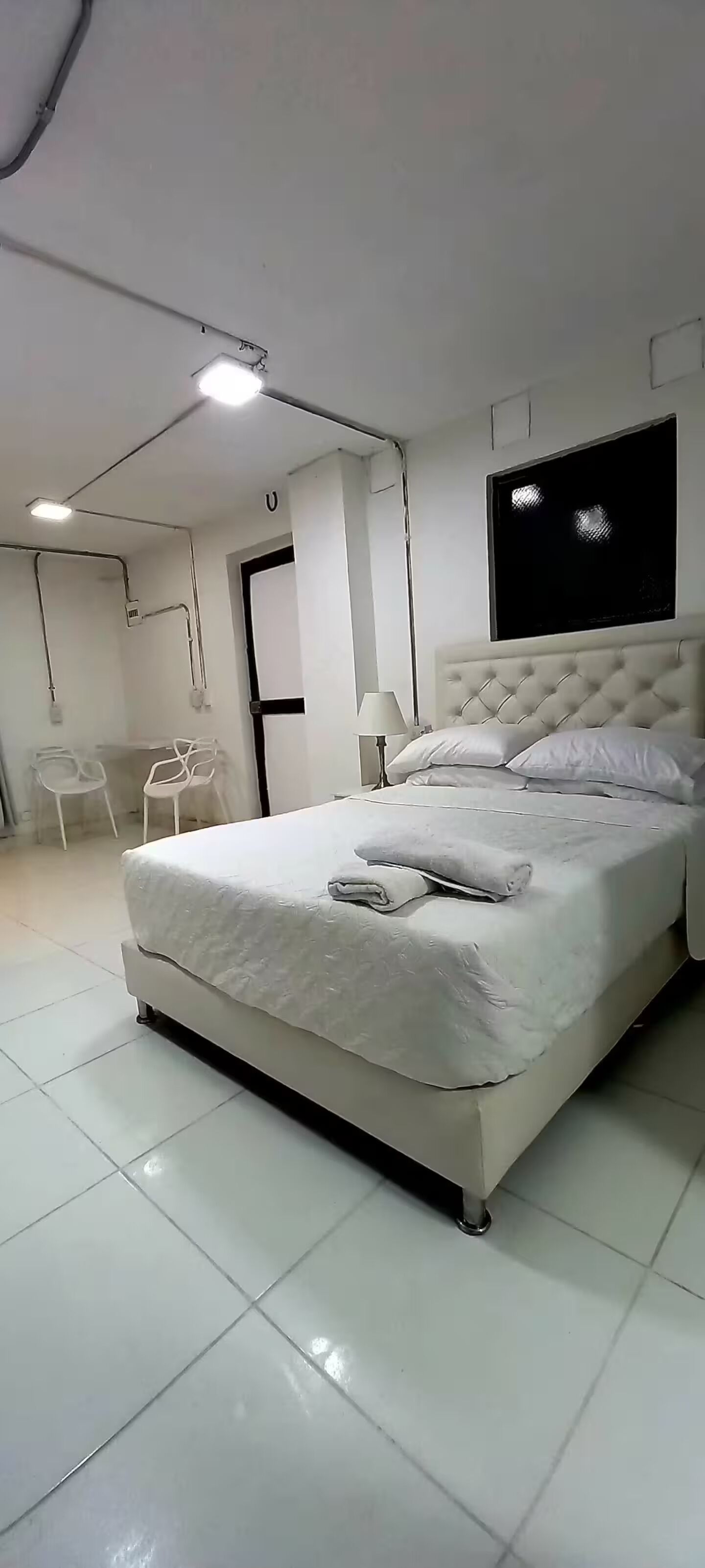 1 habitación, tabla de planchar con plancha, wifi y ropa de cama 