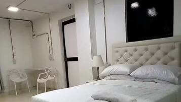 1 dormitorio, tabla de planchar con plancha, wifi y ropa de cama