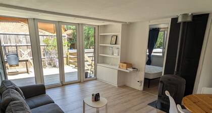 Charming renovated wooden chalet - close to the ocean and nature activities