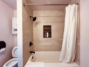 Suihku, hiustenkuivaaja, pyyhkeet, saippua