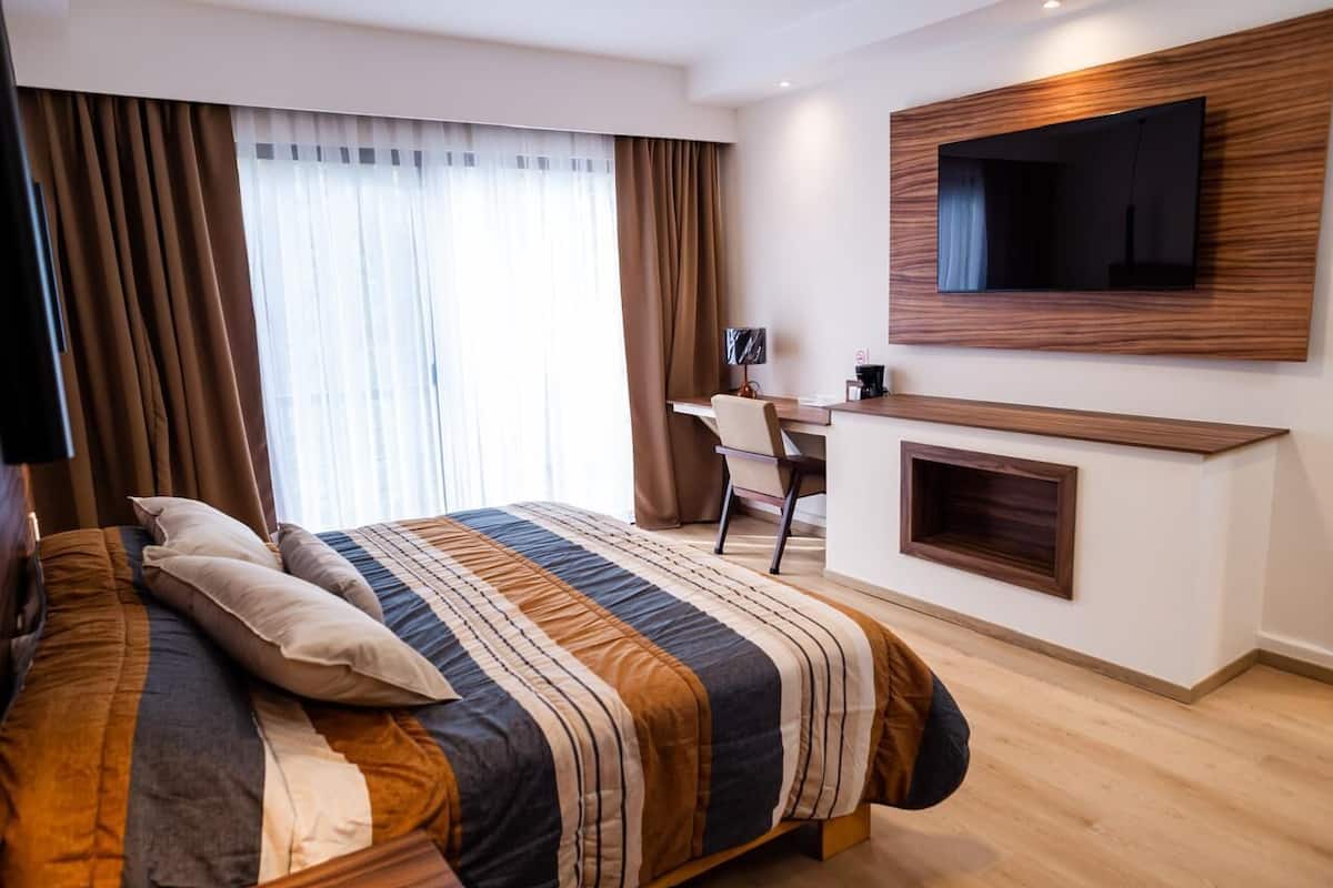 Cortinas blackout, tabla de planchar con plancha y wifi gratis 