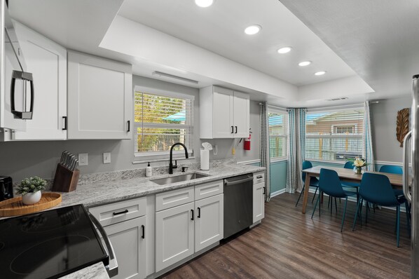 Fridge, microwave, oven, stovetop - Heated Pool • Game Arcade • Putting Green Oasis • 15min from Everything! (Bradenton)