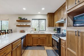 Fridge, microwave, oven, stovetop - Cozy Groveland home with spacious deck, shared pool access, and Wifi (Groveland)