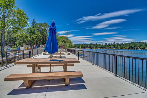 Cozy Groveland home with spacious deck, shared pool access, and Wifi