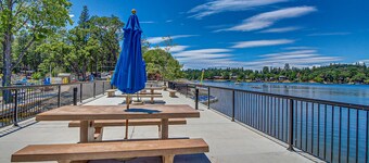 Cozy Groveland home with spacious deck, shared pool access, and Wifi