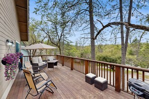 Terrace/patio - Cozy Groveland home with spacious deck, shared pool access, and Wifi (Groveland)