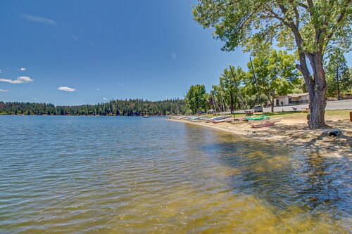 Cozy Groveland home with spacious deck, shared pool access, and Wifi