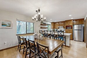 Dining - Cozy Groveland home with spacious deck, shared pool access, and Wifi (Groveland)