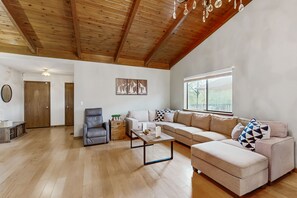 TV, table tennis - Cozy Groveland home with spacious deck, shared pool access, and Wifi (Groveland)