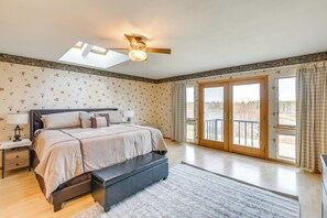 2 bedrooms, desk, iron/ironing board, internet